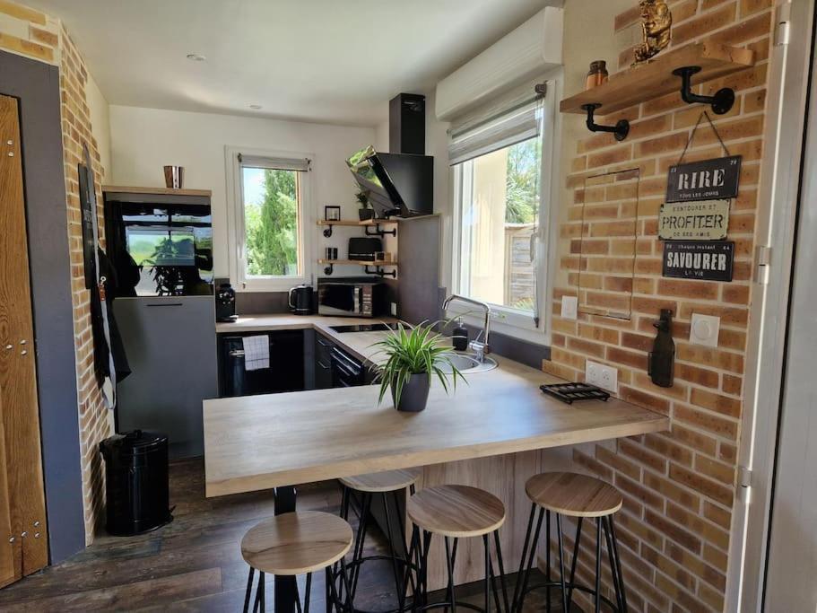 Sorigny Chalet Industriel Avec Filet Et Spa מראה חיצוני תמונה