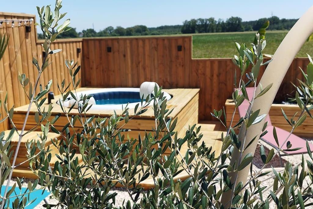 Sorigny Chalet Industriel Avec Filet Et Spa מראה חיצוני תמונה