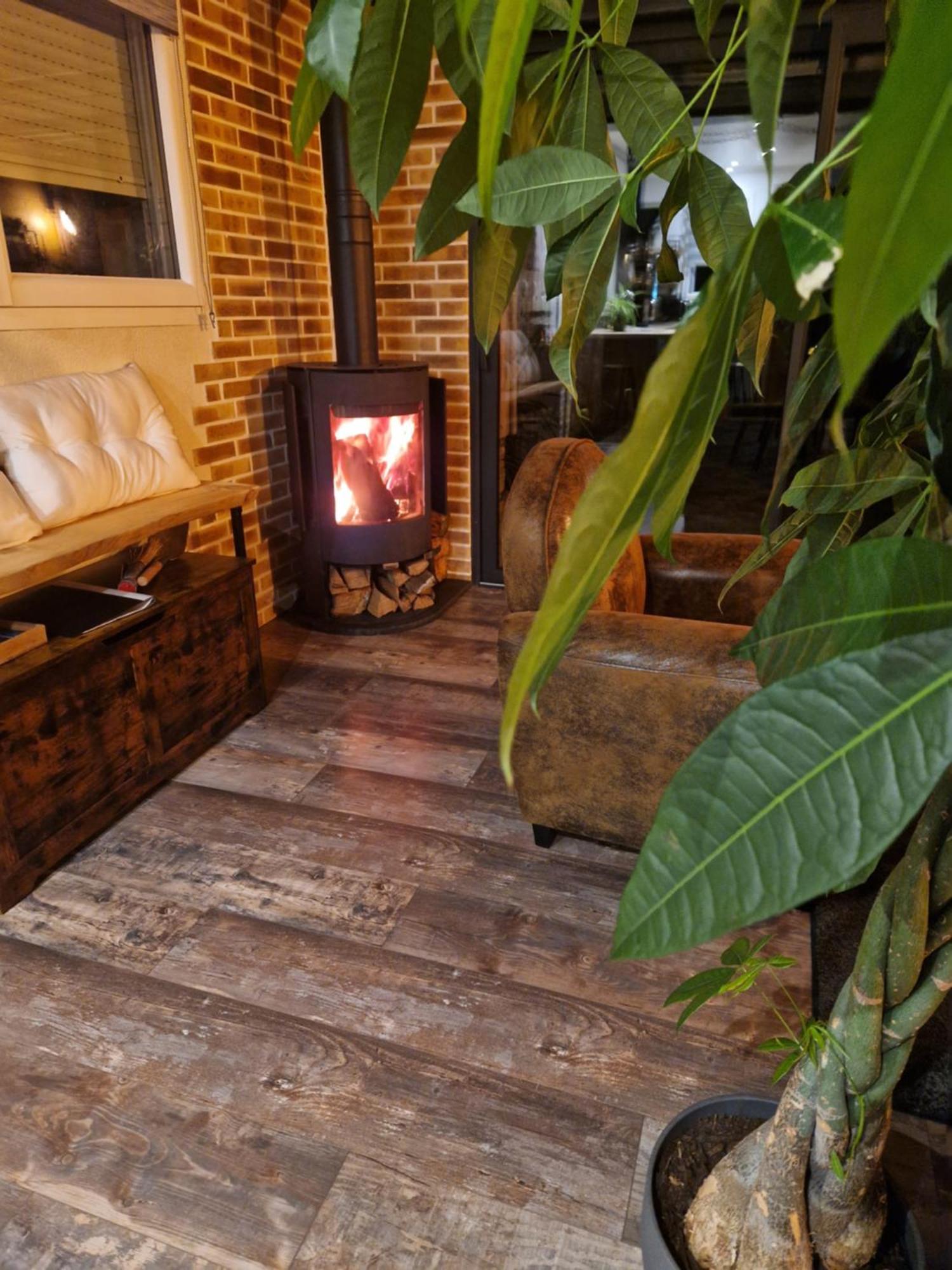 Sorigny Chalet Industriel Avec Filet Et Spa מראה חיצוני תמונה